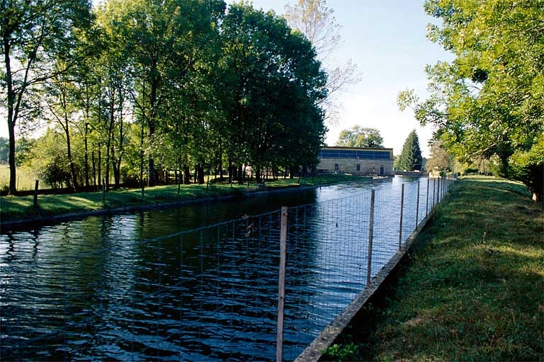 Le canal d'amenée et un atelier de fabrication. © Région Bourgogne-Franche-Comté, Inventaire du patrimoine
