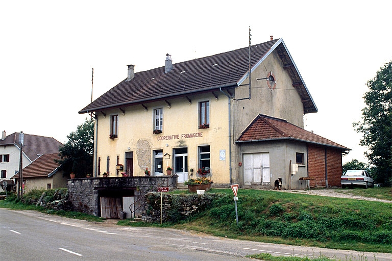 Vue d'ensemble depuis l'ouest. © Région Bourgogne-Franche-Comté, Inventaire du patrimoine