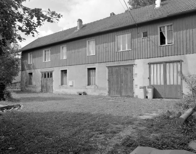 Remise et boutique (pièce d'exposition des voitures). © Région Bourgogne-Franche-Comté, Inventaire du patrimoine Remise et boutique (pièce d'exposition des voitures). © Région Bourgogne-Franche-Comté, Inventaire du patrimoine
