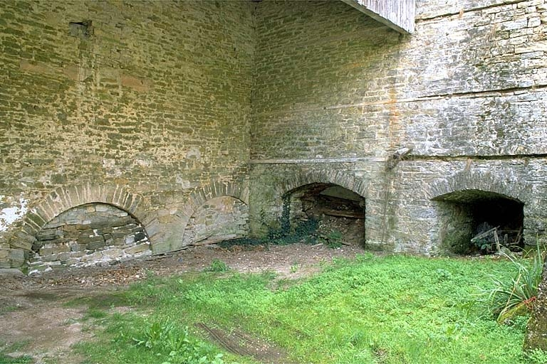 Gueules des fours. Les 2 ouvertures de droite correspondent aux gueules des fours à chaux. © Région Bourgogne-Franche-Comté, Inventaire du patrimoine