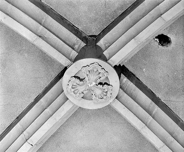 Clef de voûte de la septième travée du collatéral sud. © Région Bourgogne-Franche-Comté, Inventaire du patrimoine