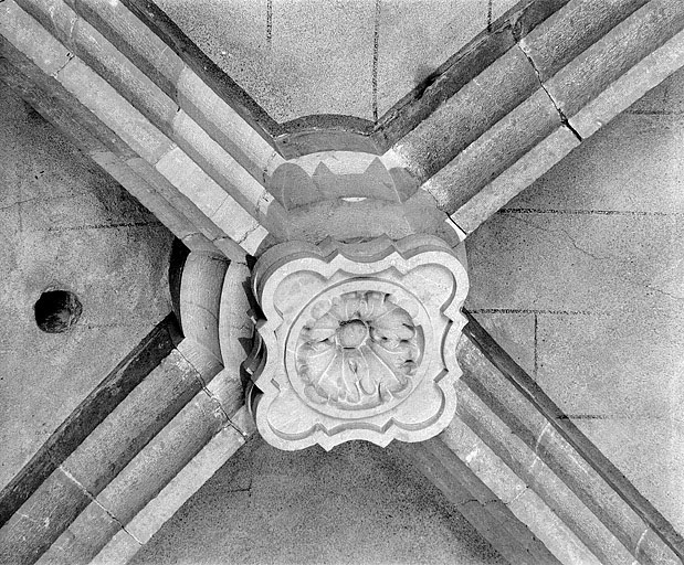 Clef de voûte de la quatrième travée du collatéral nord. © Région Bourgogne-Franche-Comté, Inventaire du patrimoine