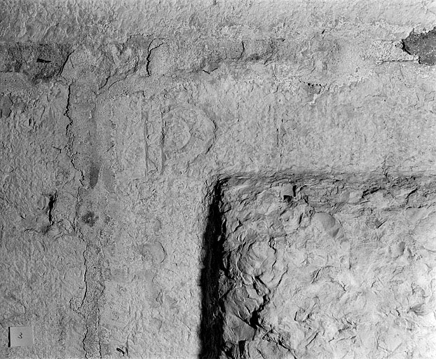 Bossage, traces de boucharde et signe lapidaire sur le parement extérieur de la septième travée du collatéral nord. © Région Bourgogne-Franche-Comté, Inventaire du patrimoine