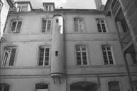 Hôtel et immeuble : façade postérieure du logis principal : détail des étages. © Région Bourgogne-Franche-Comté, Inventaire du patrimoine