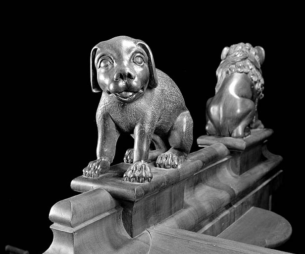 Statuette de la troisième jouée basse : chien. © Région Bourgogne-Franche-Comté, Inventaire du patrimoine