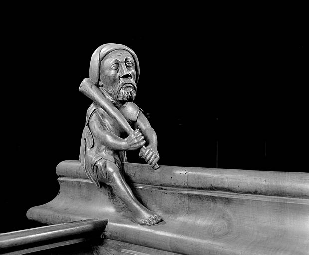 Statuette de la deuxième jouée basse : homme luttant avec une massue. © Région Bourgogne-Franche-Comté, Inventaire du patrimoine