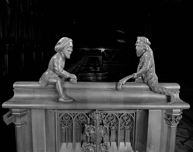 Statuettes de la troisième jouée basse : homme et homme sauvage luttant avec une massue. © Région Bourgogne-Franche-Comté, Inventaire du patrimoine