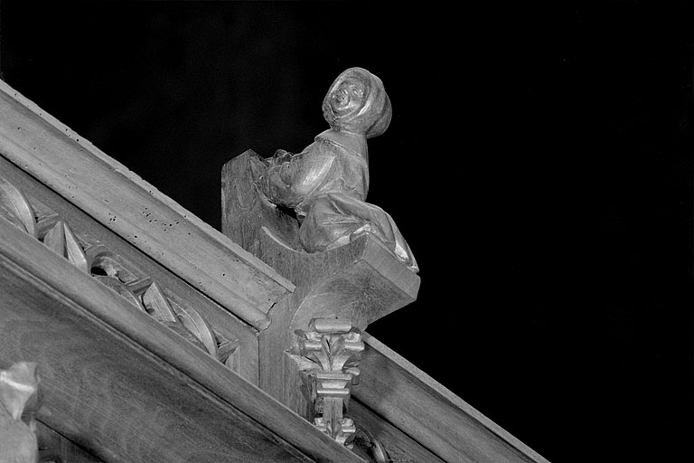 Vue de la cinquième statuette : personnage agenouillé. © Région Bourgogne-Franche-Comté, Inventaire du patrimoine