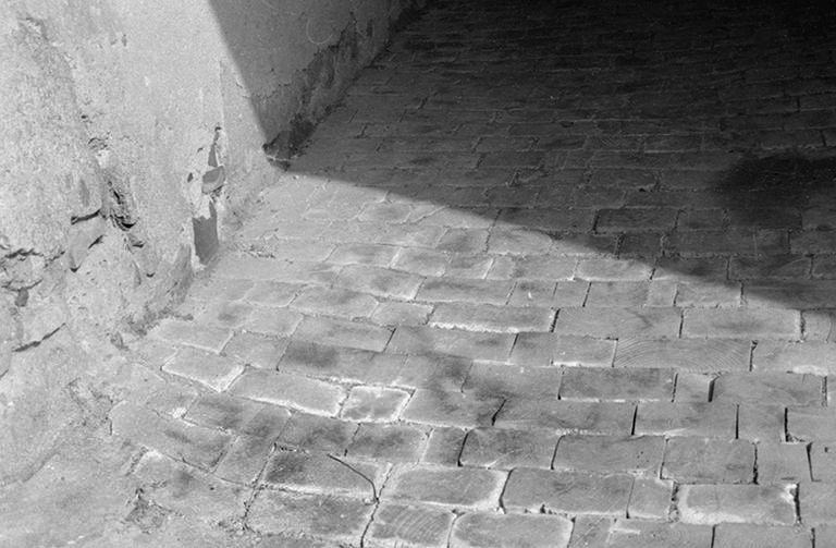 Maison située rue de l'Eglise (?), cadastrée 1971 AC 115, 116 : sol en bois du passage couvert. © Région Bourgogne-Franche-Comté, Inventaire du patrimoine