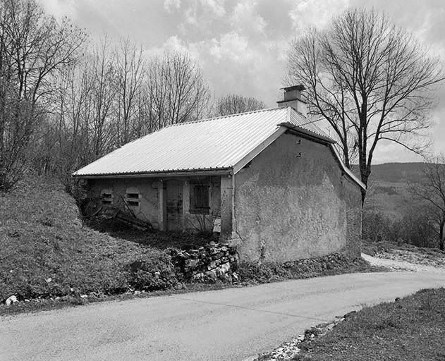 Façade antérieure et face droite. © Région Bourgogne-Franche-Comté, Inventaire du patrimoine