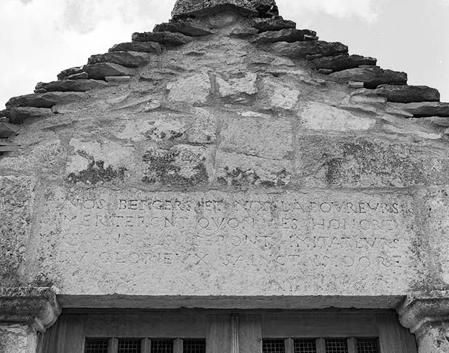 L'inscription portée sur le linteau de la porte. © Région Bourgogne-Franche-Comté, Inventaire du patrimoine L'inscription portée sur le linteau de la porte. © Région Bourgogne-Franche-Comté, Inventaire du patrimoine