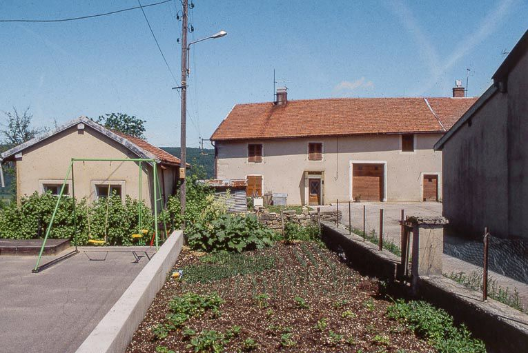 Vue éloignée de la façade antérieure. © Région Bourgogne-Franche-Comté, Inventaire du patrimoine Vue éloignée de la façade antérieure. © Région Bourgogne-Franche-Comté, Inventaire du patrimoine