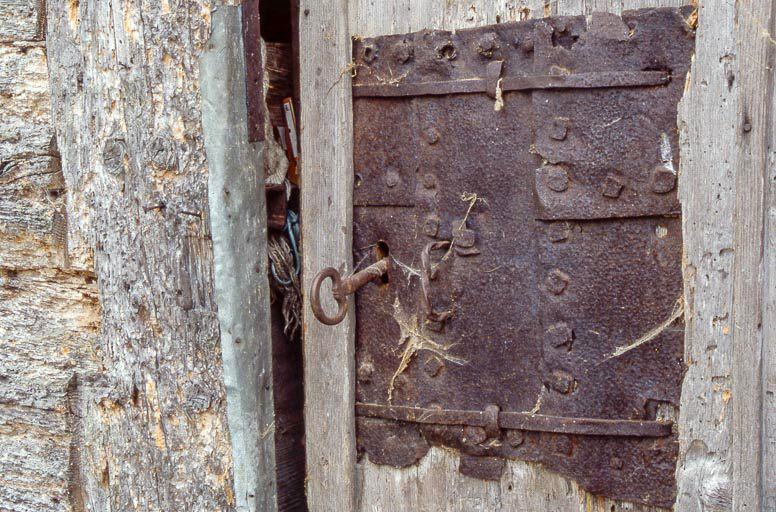 Clef et serrure de la porte du grenier fort. © Région Bourgogne-Franche-Comté, Inventaire du patrimoine Clef et serrure de la porte du grenier fort. © Région Bourgogne-Franche-Comté, Inventaire du patrimoine