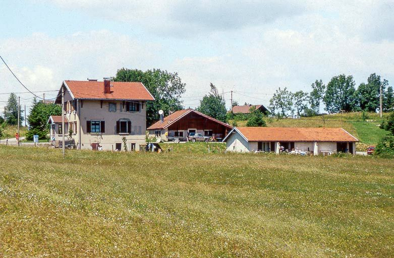 Vue éloignée de la fromagerie ancienne (au centre) et de la porcherie (à droite). © Région Bourgogne-Franche-Comté, Inventaire du patrimoine Vue éloignée de la fromagerie ancienne (au centre) et de la porcherie (à droite). © Région Bourgogne-Franche-Comté, Inventaire du patrimoine
