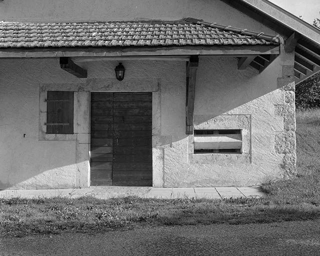 Porte d'entrée et baie fromagère de la fromagerie des Communailles, à Longchaumois. © Région Bourgogne-Franche-Comté, Inventaire du patrimoine