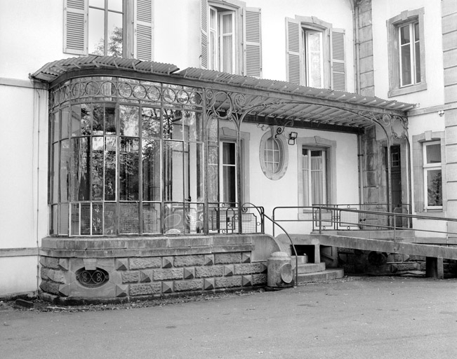 Détail de la véranda et de la marquise du logement patronal. © Région Bourgogne-Franche-Comté, Inventaire du patrimoine