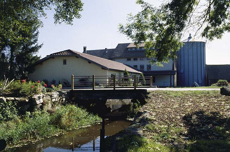 La minoterie depuis l'amont du canal du Moulin. © Région Bourgogne-Franche-Comté, Inventaire du patrimoine La minoterie depuis l'amont du canal du Moulin. © Région Bourgogne-Franche-Comté, Inventaire du patrimoine