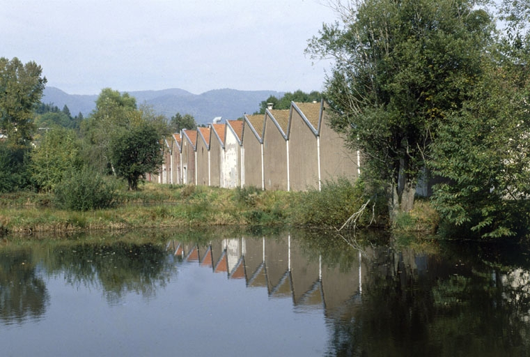 Etang et murs-pignons de l'atelier de filature. © Région Bourgogne-Franche-Comté, Inventaire du patrimoine