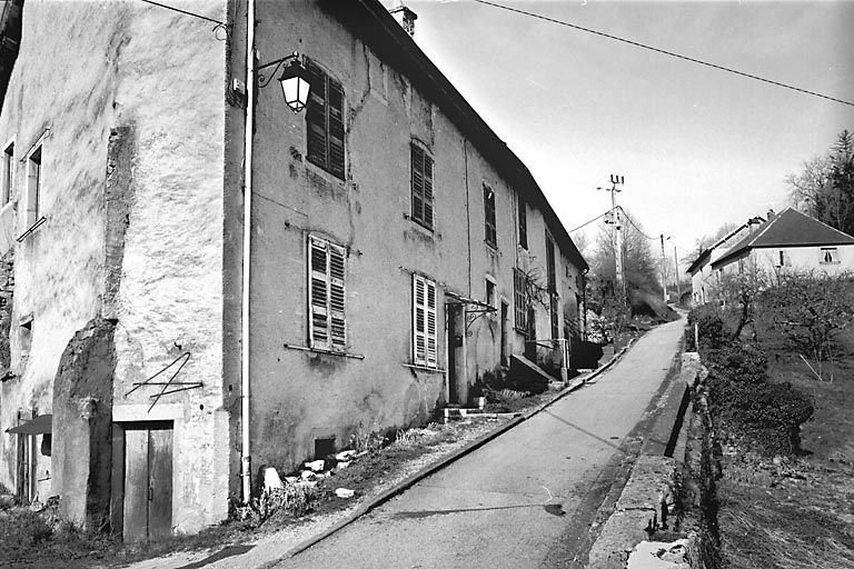 Façade antérieure de trois quarts gauche. © Région Bourgogne-Franche-Comté, Inventaire du patrimoine Façade antérieure de trois quarts gauche. © Région Bourgogne-Franche-Comté, Inventaire du patrimoine