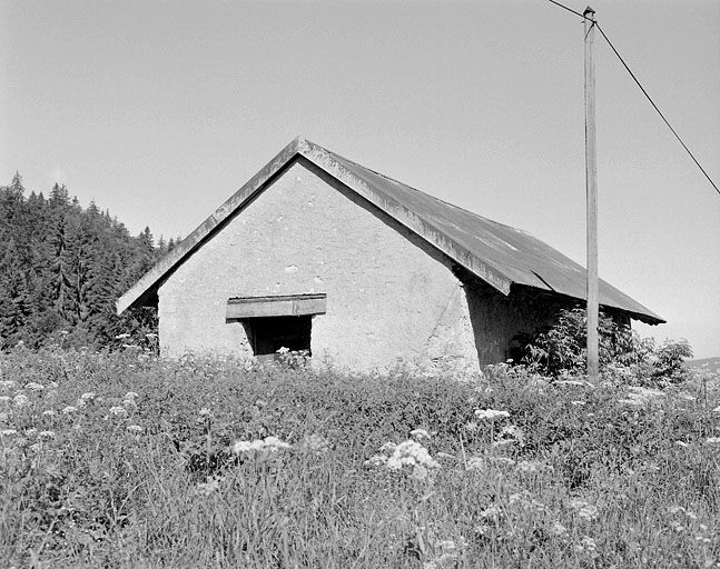 Façade antérieure d'une étable à vaches. © Région Bourgogne-Franche-Comté, Inventaire du patrimoine Façade antérieure d'une étable à vaches. © Région Bourgogne-Franche-Comté, Inventaire du patrimoine