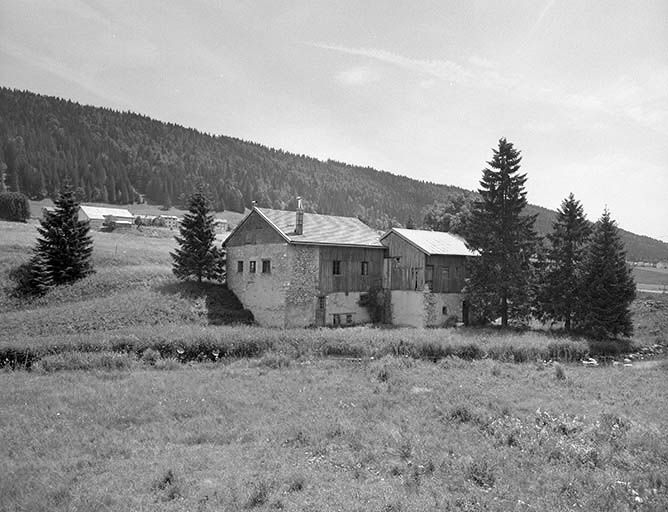 Vue de situation, façade le long de l'Orbe. © Région Bourgogne-Franche-Comté, Inventaire du patrimoine Vue de situation, façade le long de l'Orbe. © Région Bourgogne-Franche-Comté, Inventaire du patrimoine