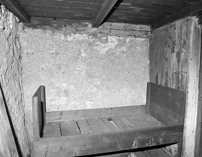 Le lit en alcôve de la pièce de séjour. © Région Bourgogne-Franche-Comté, Inventaire du patrimoine Le lit en alcôve de la pièce de séjour. © Région Bourgogne-Franche-Comté, Inventaire du patrimoine