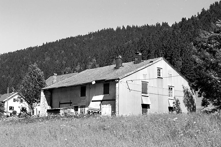Façade antérieure et face droite. © Région Bourgogne-Franche-Comté, Inventaire du patrimoine