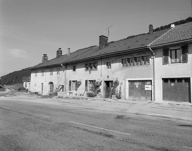 Fermes accolées au hameau le Petit Village. © Région Bourgogne-Franche-Comté, Inventaire du patrimoine