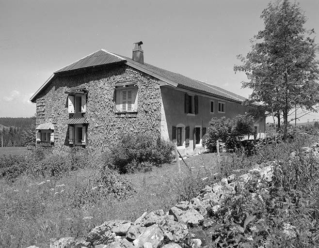 Façade postérieure et face droite vues de trois quarts. © Région Bourgogne-Franche-Comté, Inventaire du patrimoine