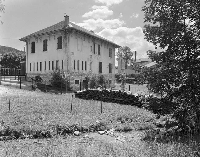 Face droite et façade postérieure vues de trois quarts. © Région Bourgogne-Franche-Comté, Inventaire du patrimoine