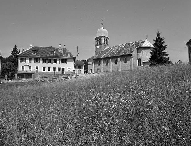 Vue générale de la mairie-école et de l'église. © Région Bourgogne-Franche-Comté, Inventaire du patrimoine