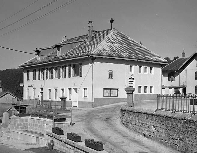 Façade antérieure et face droite vues de trois quarts. © Région Bourgogne-Franche-Comté, Inventaire du patrimoine