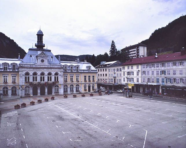 Vue d'ensemble, depuis l'angle sud-ouest : côtés nord (mairie) et est (immeubles). © Région Bourgogne-Franche-Comté, Inventaire du patrimoine Vue d'ensemble, depuis l'angle sud-ouest : côtés nord (mairie) et est (immeubles). © Région Bourgogne-Franche-Comté, Inventaire du patrimoine