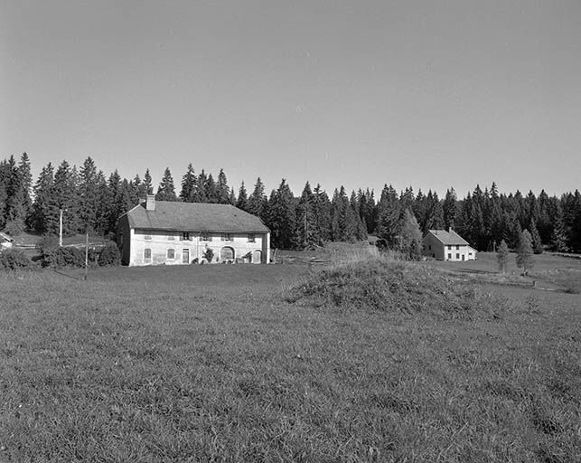 Façade antérieure, vue éloignée. © Région Bourgogne-Franche-Comté, Inventaire du patrimoine Façade antérieure, vue éloignée. © Région Bourgogne-Franche-Comté, Inventaire du patrimoine