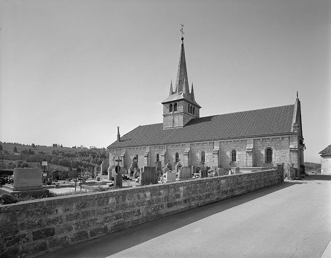 Vue de trois quarts de la façade gauche et du cimetière. © Région Bourgogne-Franche-Comté, Inventaire du patrimoine Vue de trois quarts de la façade gauche et du cimetière. © Région Bourgogne-Franche-Comté, Inventaire du patrimoine
