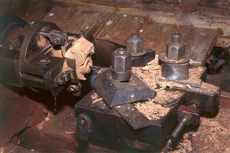 Mandrin gueule de loup et chariot porte-outils, vus de trois quarts. © Région Bourgogne-Franche-Comté, Inventaire du patrimoine
