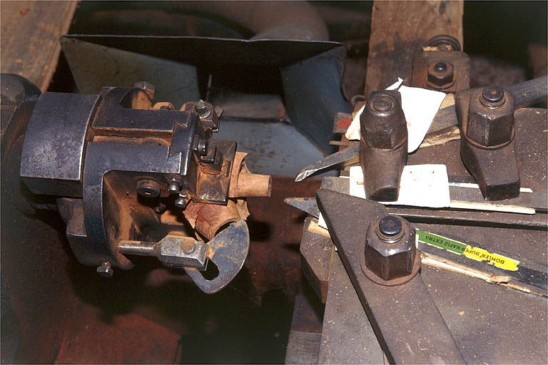 Vue rapprochée du mandrin gueule de loup et des outils. © Région Bourgogne-Franche-Comté, Inventaire du patrimoine