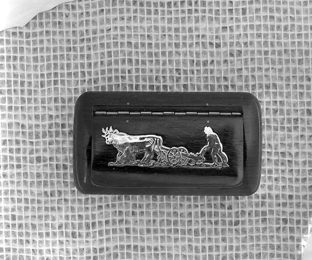 Tabatière savonnette ornée d'un laboureur. © Région Bourgogne-Franche-Comté, Inventaire du patrimoine