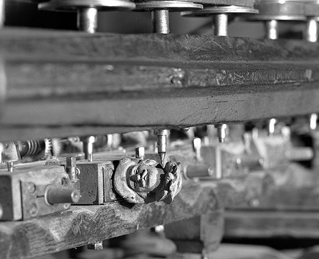 Face arrière : ébauchon sculpté et fraise de finition. © Région Bourgogne-Franche-Comté, Inventaire du patrimoine