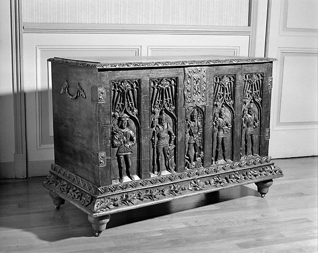 Coffre de la collection Jourdain : vue de trois quarts gauche. Collection du musée de la Lunette, Morez. © Région Bourgogne-Franche-Comté, Inventaire du patrimoine Coffre de la collection Jourdain : vue de trois quarts gauche. Collection du musée de la Lunette, Morez. © Région Bourgogne-Franche-Comté, Inventaire du patrimoine