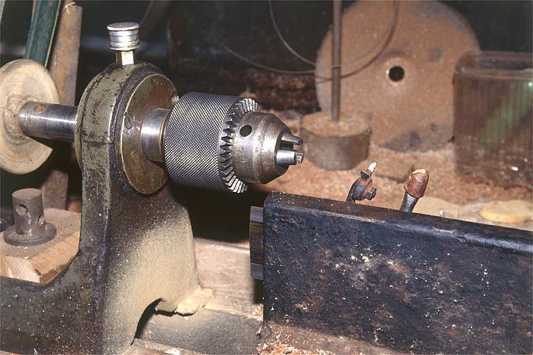 Détail de la machine équipée d'un mandrin de perceuse. © Région Bourgogne-Franche-Comté, Inventaire du patrimoine
