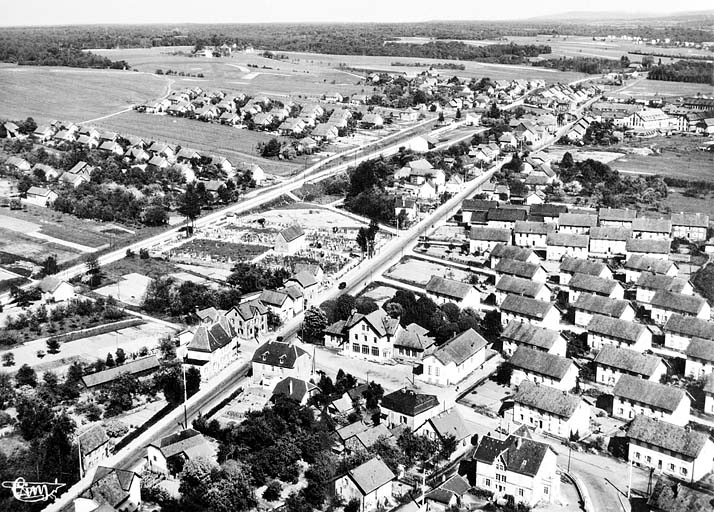 Grandvillars. Vue générale aérienne. Les cités [de gauche à droite : cité Alsacienne, des Creux et Migeon. Au fond : les Forges]. © Région Bourgogne-Franche-Comté, Inventaire du patrimoine