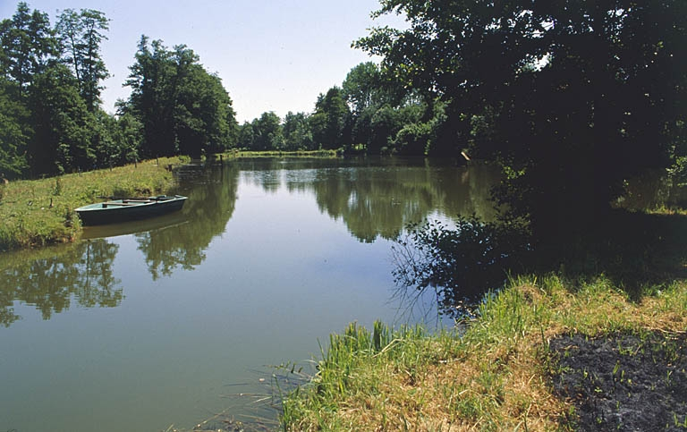 Etang et départ du canal d'amenée. © Région Bourgogne-Franche-Comté, Inventaire du patrimoine