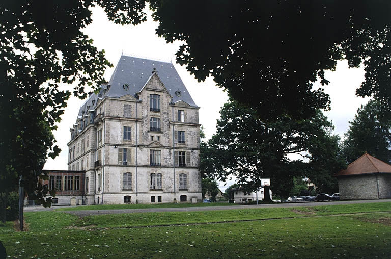 Façade ouest vue de trois quarts gauche. © Région Bourgogne-Franche-Comté, Inventaire du patrimoine