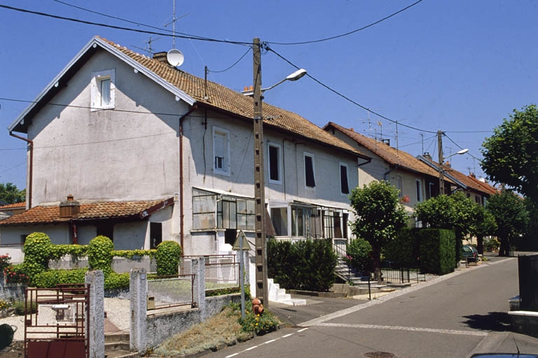 Logements ouvriers rue de Lattre de Tassigny. © Région Bourgogne-Franche-Comté, Inventaire du patrimoine Logements ouvriers rue de Lattre de Tassigny. © Région Bourgogne-Franche-Comté, Inventaire du patrimoine