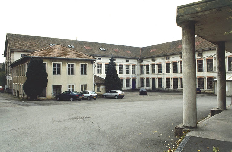 La cour de l'usine depuis l'entrée. © Région Bourgogne-Franche-Comté, Inventaire du patrimoine La cour de l'usine depuis l'entrée. © Région Bourgogne-Franche-Comté, Inventaire du patrimoine