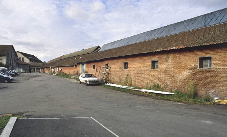 Magasin et entrepôt industriel couvrant le canal depuis le sud-est. © Région Bourgogne-Franche-Comté, Inventaire du patrimoine Magasin et entrepôt industriel couvrant le canal depuis le sud-est. © Région Bourgogne-Franche-Comté, Inventaire du patrimoine