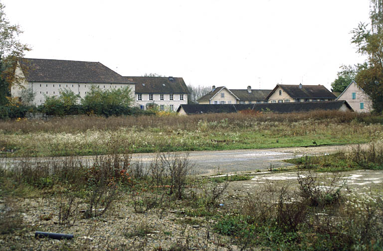 Vue d'ensemble depuis le nord. L'espace au premier plan était occupé par les bâtiments de la forge. © Région Bourgogne-Franche-Comté, Inventaire du patrimoine Vue d'ensemble depuis le nord. L'espace au premier plan était occupé par les bâtiments de la forge. © Région Bourgogne-Franche-Comté, Inventaire du patrimoine