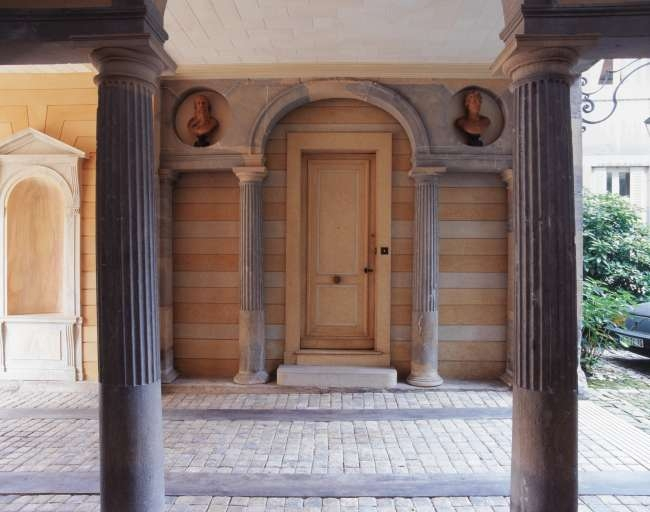 Passage d'entrée : détail de la partie gauche depuis le vestibule droit, de face. © Région Bourgogne-Franche-Comté, Inventaire du patrimoine