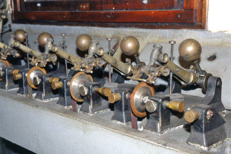 Ensemble de scies. Le contrepoids sphérique et la tige filetée règlent la pression du diamant sur la lame circulaire. © Région Bourgogne-Franche-Comté, Inventaire du patrimoine